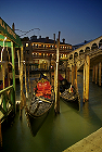 Gondoles le soir près du pont du Rialto